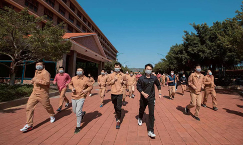 组织“跑在阳光下，，跑进康健里”体育活动